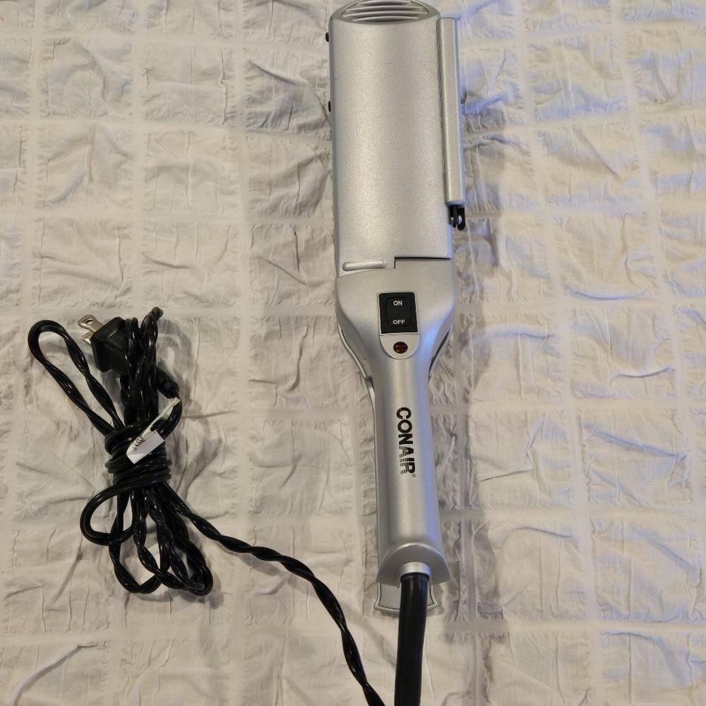 Conair Wide Flat Iron – 2" Plate with Built‑In Comb